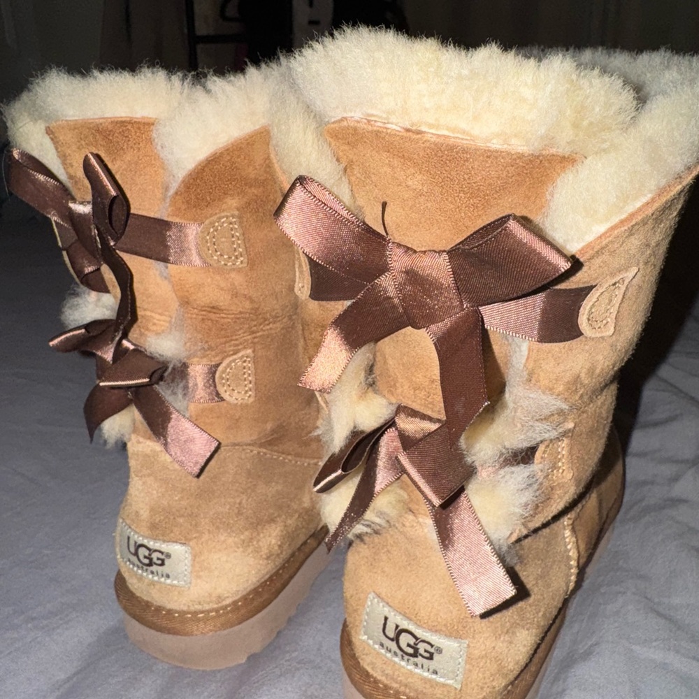 UGG AUSTRALIA tan short bailey bow boot